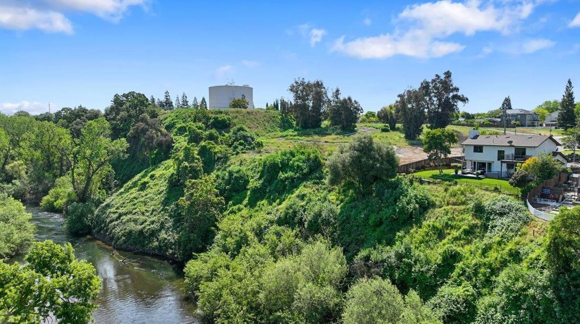 1298 Riv Blf Dr, Valley Home CA 95361-2678 exterior