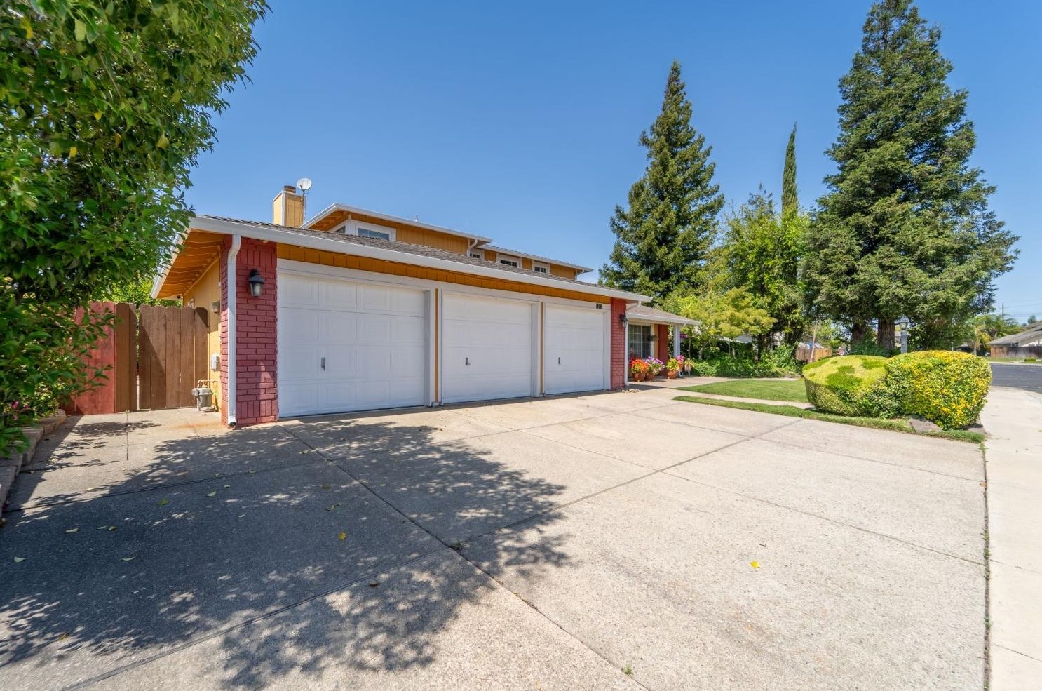 1313 Hunt Rd, Manteca CA  95337-6732 exterior