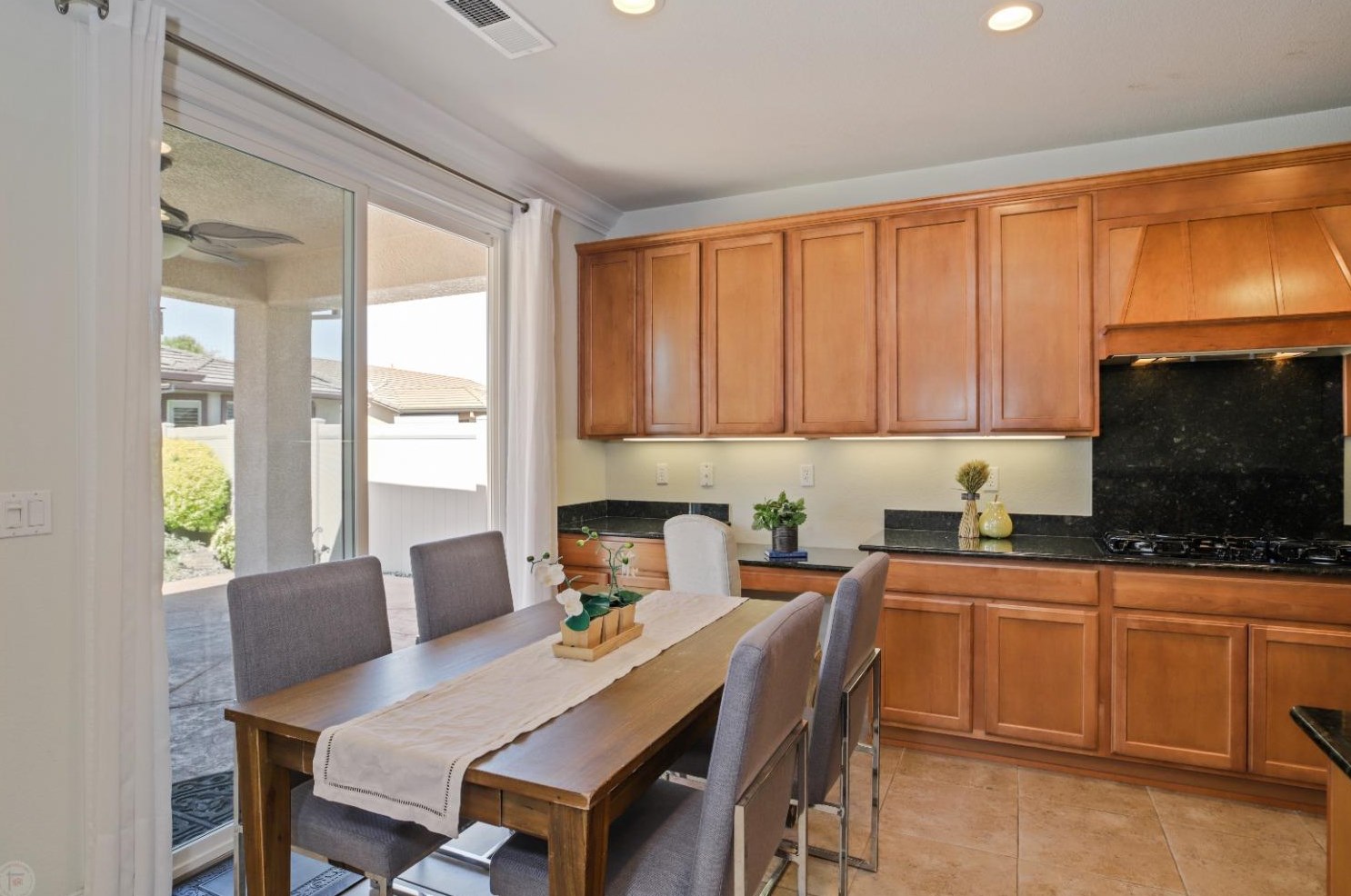 1535 Maple Valley St, Manteca CA 95336-5127 exterior