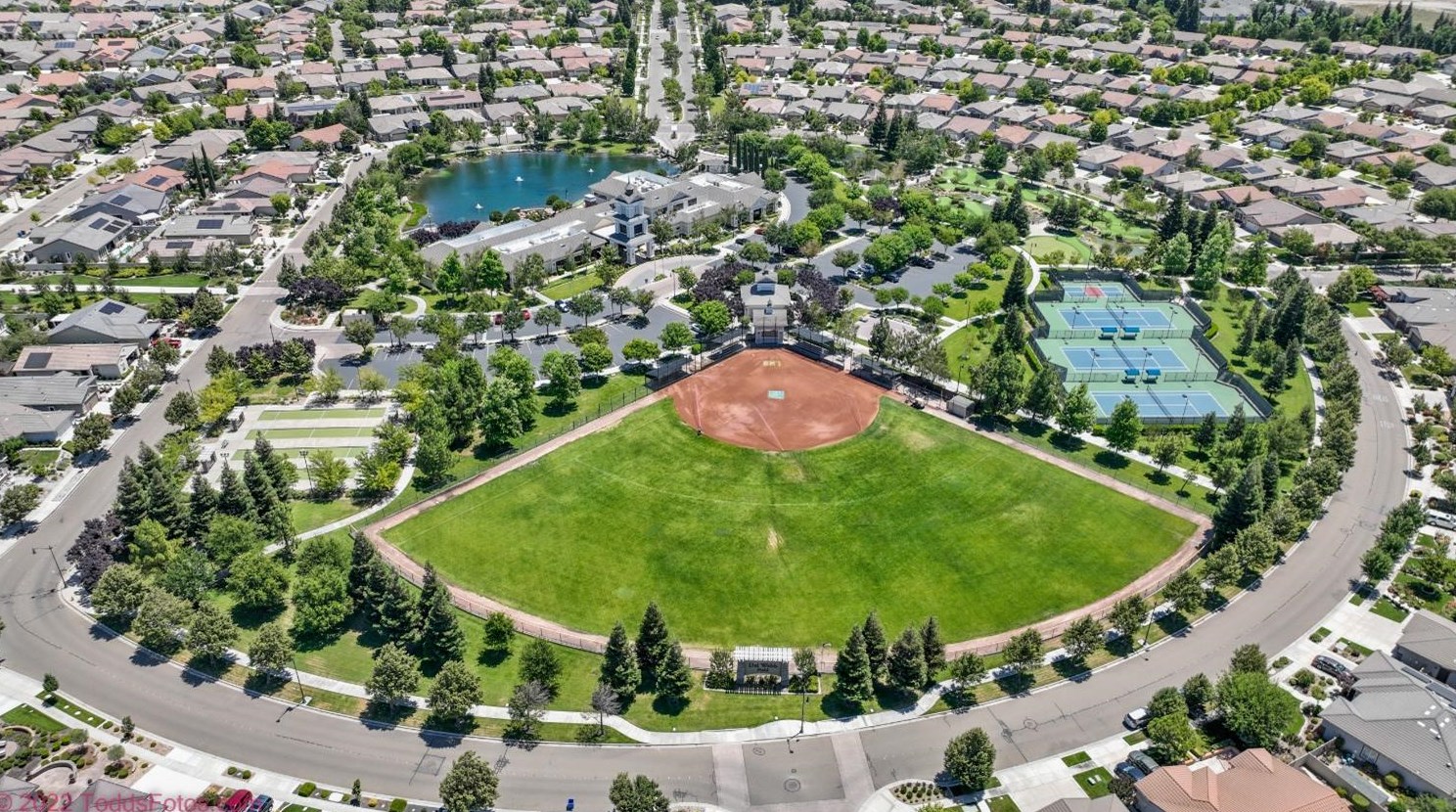 1535 Maple Valley St, Manteca CA 95336-5127 exterior