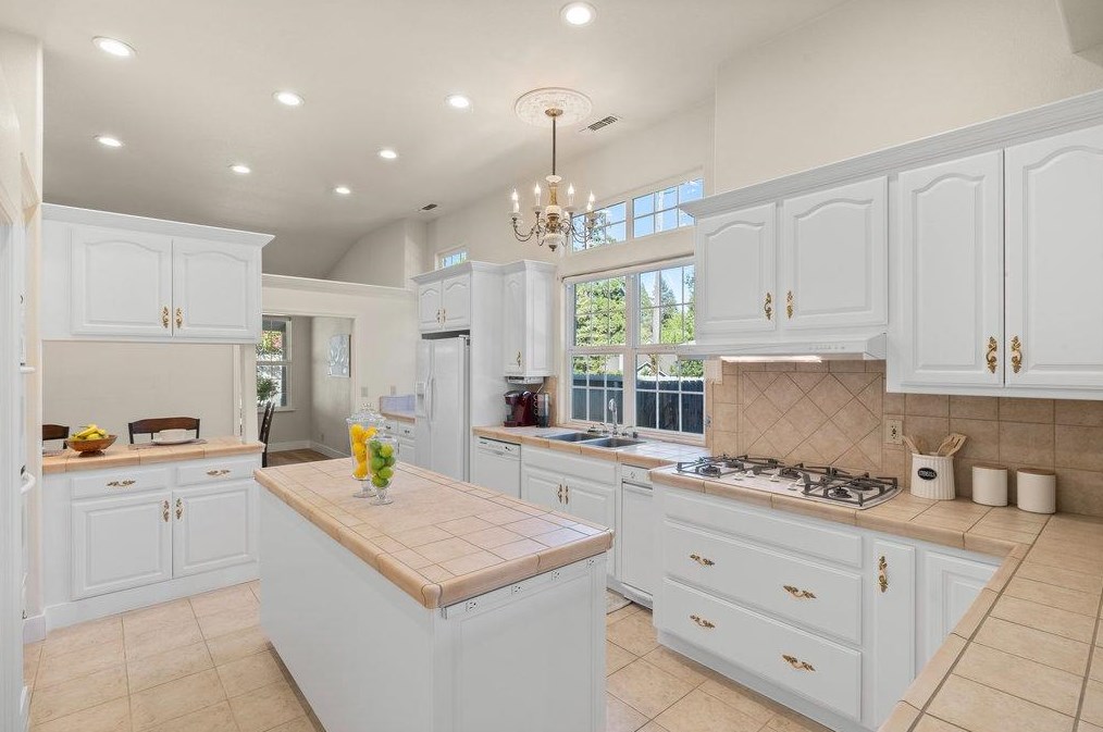 125 Scotia Pne Cir, Grass Valley CA  95945-5418 exterior