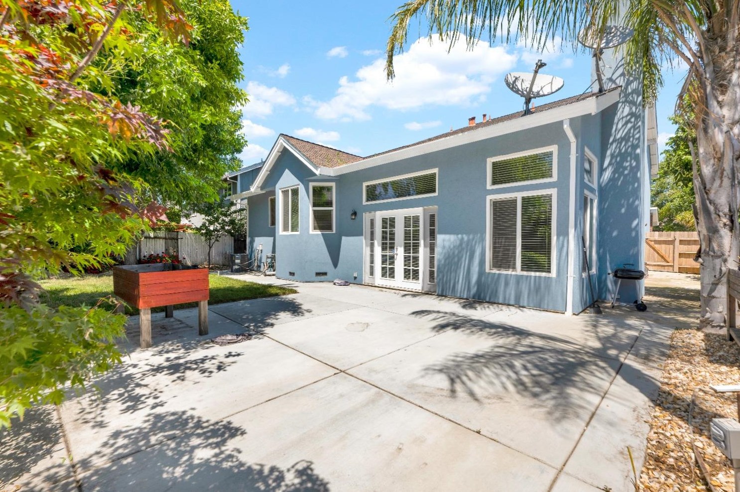 5500 Ravine Creek Way, Elk Grove CA  95758-4716 exterior