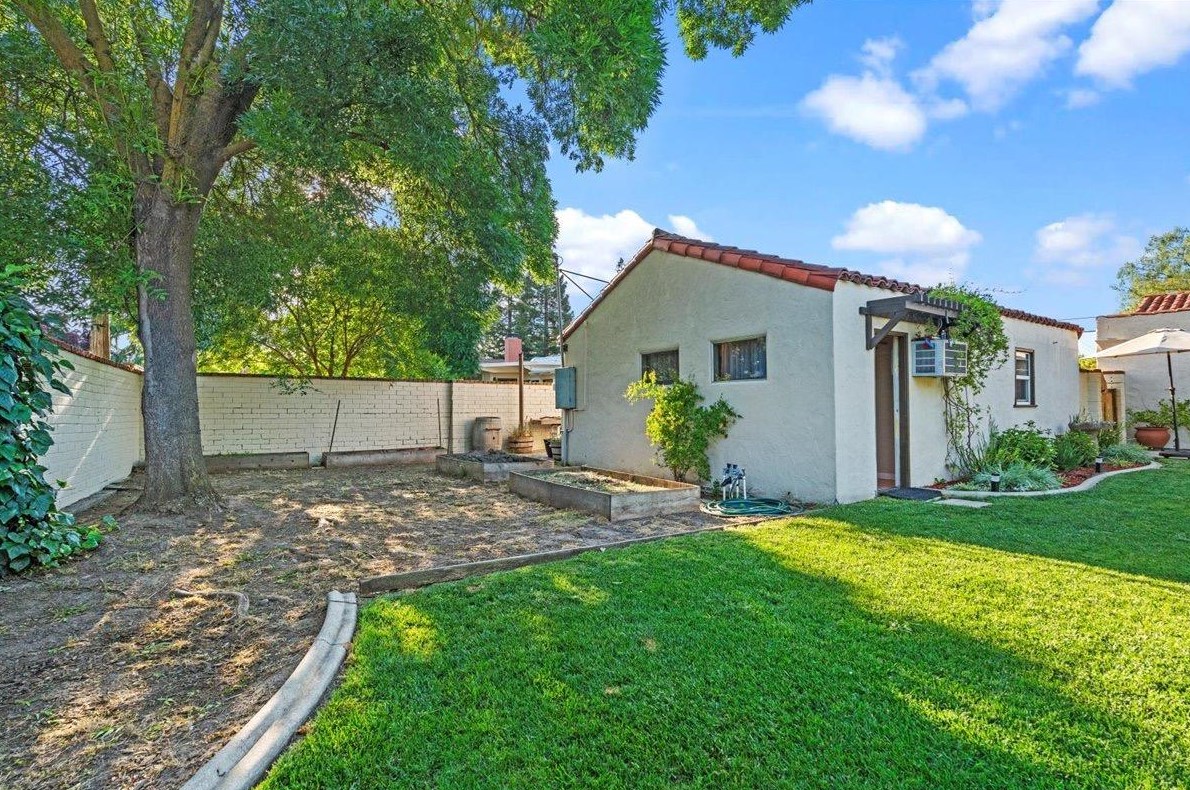 224 Palm Ave, Modesto CA  95350-5422 exterior