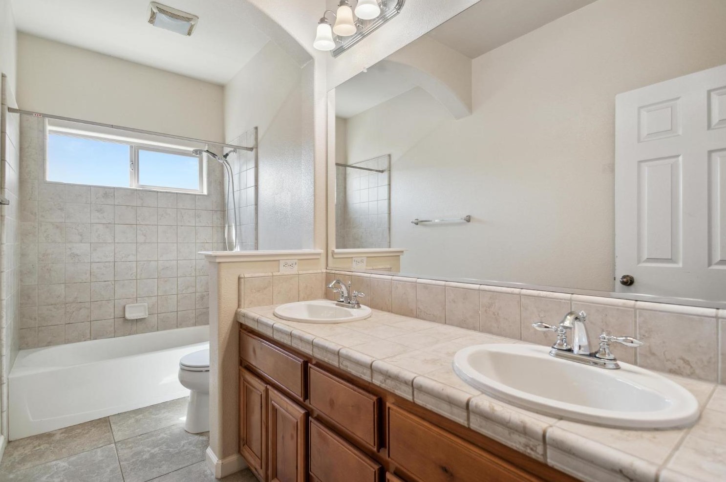 1920 Sevilla Dr, Roseville CA 95747-5062 exterior