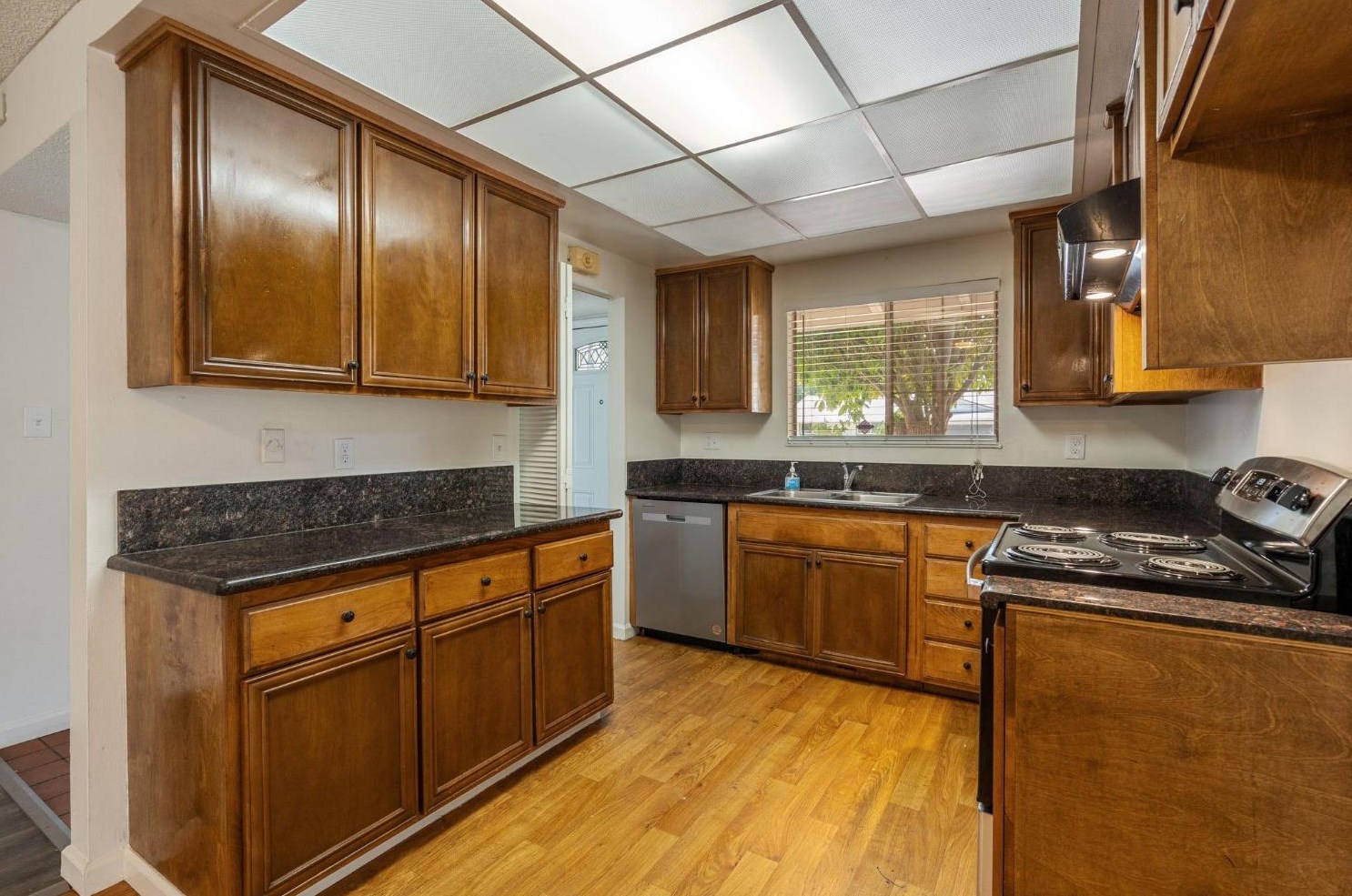 55 Ardsley Cir, Sacramento CA  95823-4117 exterior