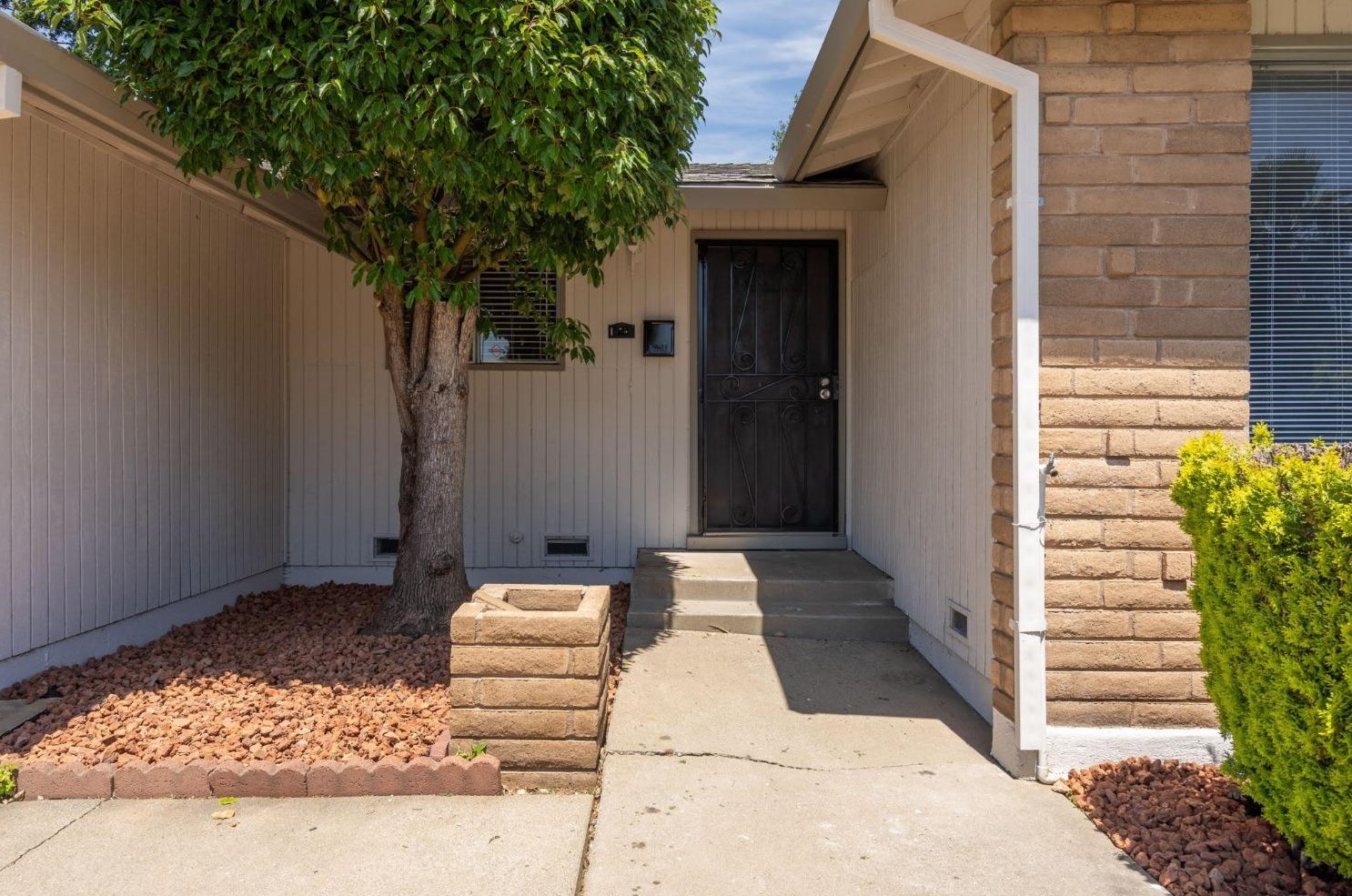 55 Ardsley Cir, Sacramento CA  95823-4117 exterior