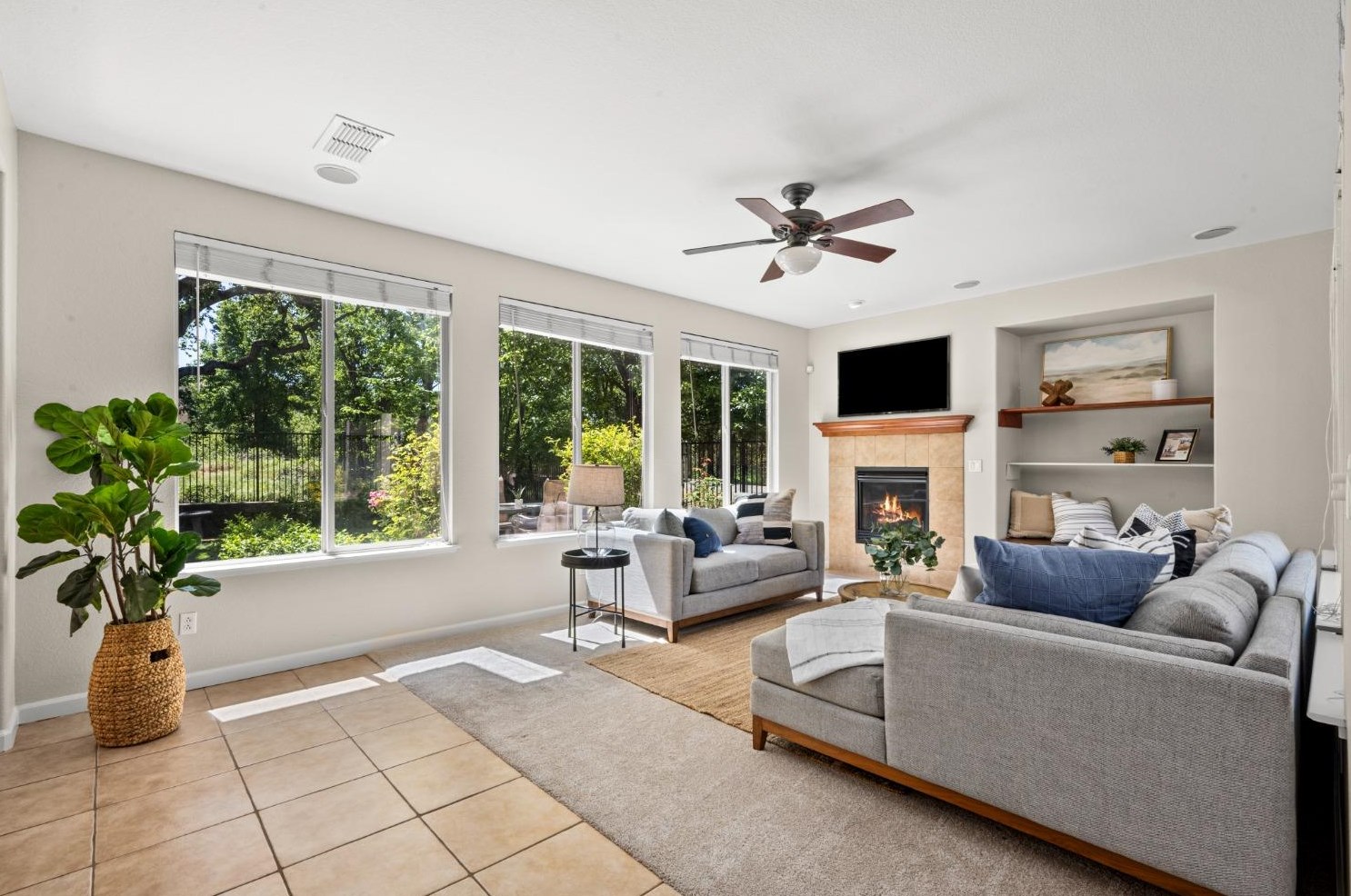 989 Smith Way, Folsom CA 95630-7338 exterior