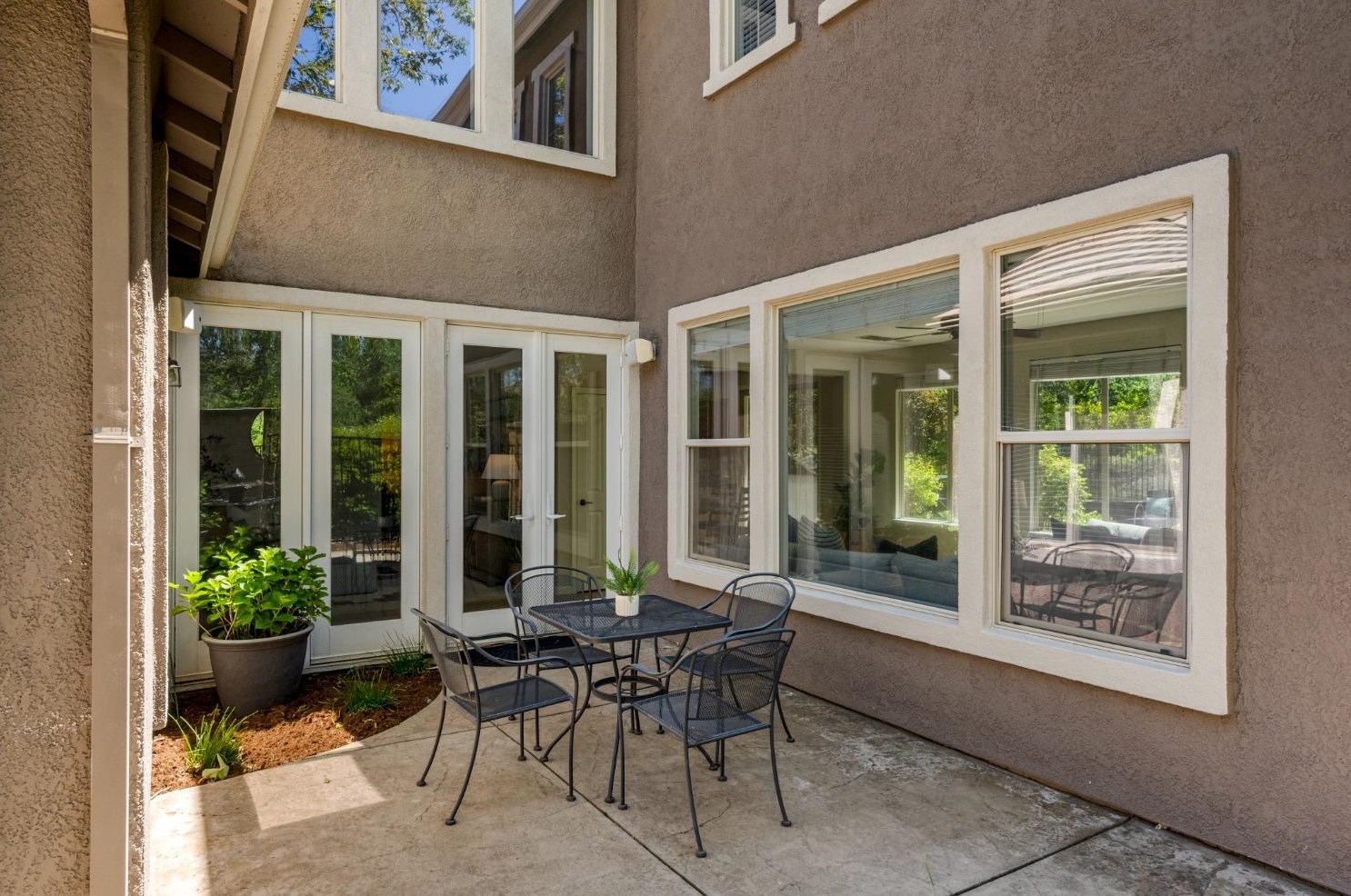 989 Smith Way, Folsom CA 95630-7338 exterior