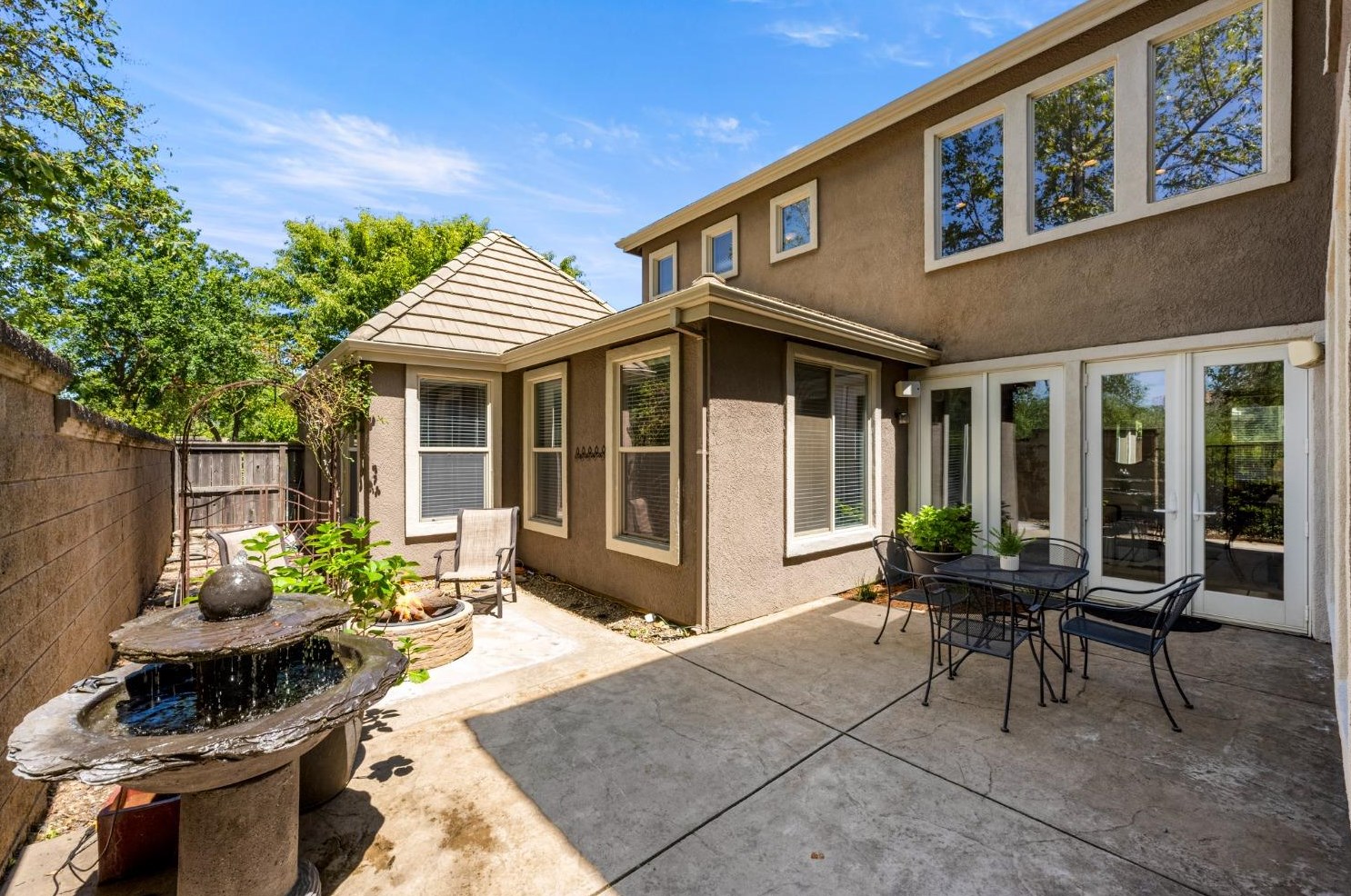 989 Smith Way, Folsom CA 95630-7338 exterior