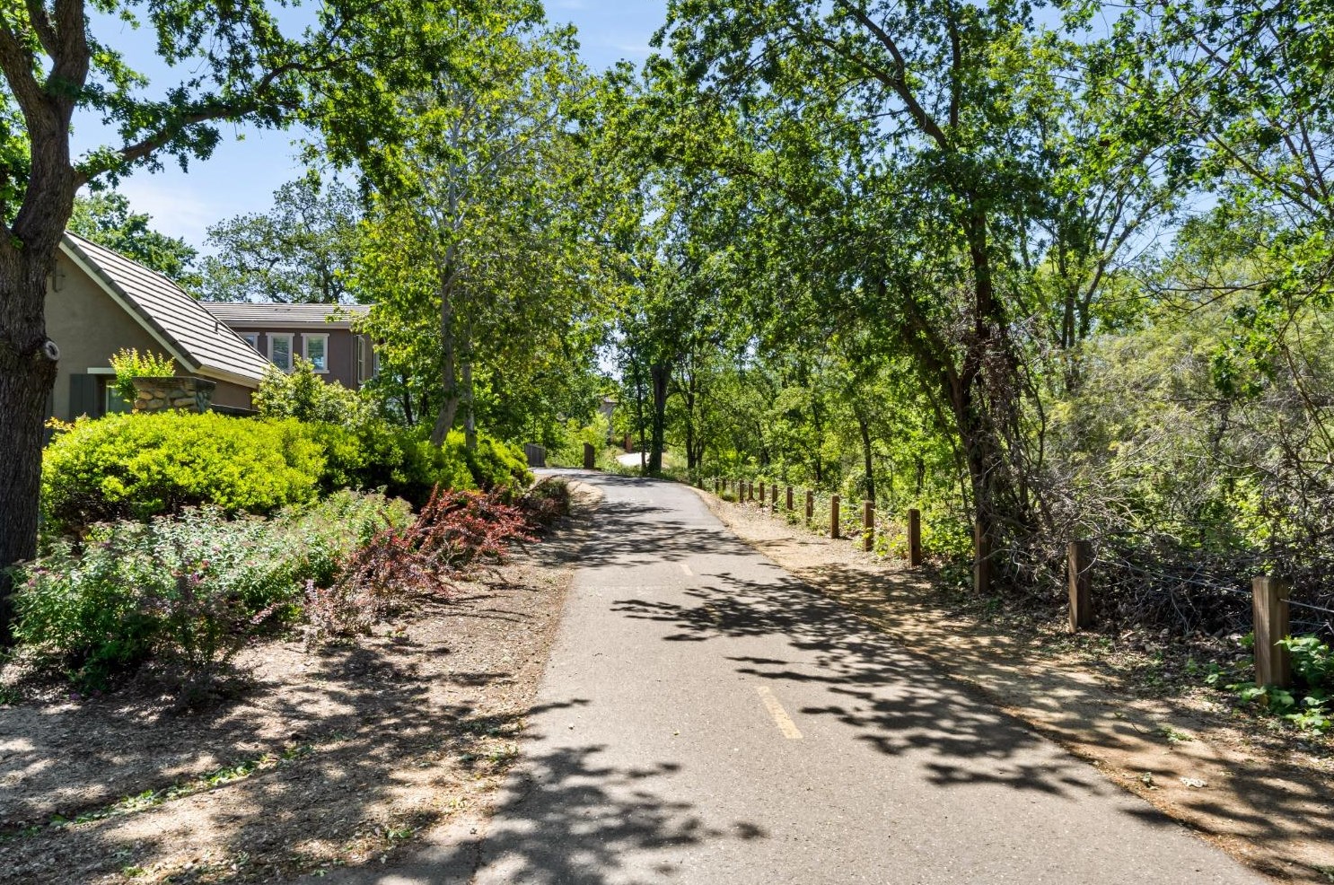 989 Smith Way, Folsom CA 95630-7338 exterior