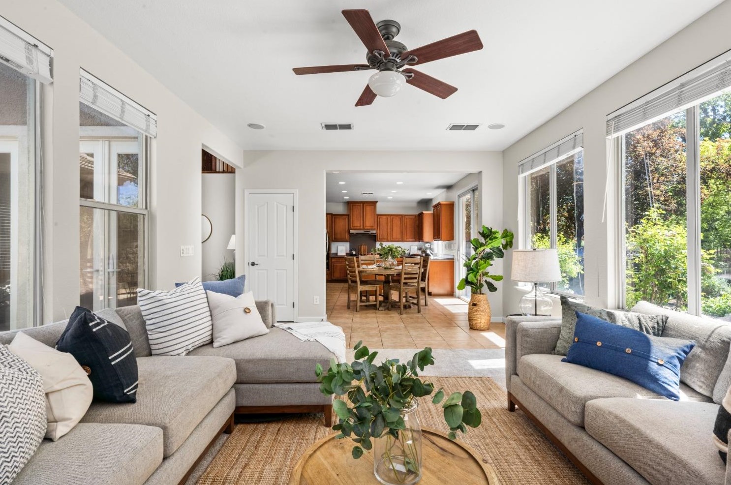 989 Smith Way, Folsom CA 95630-7338 exterior