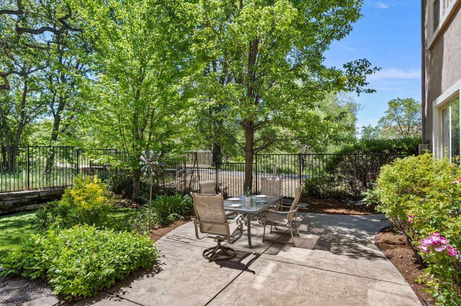 989 Smith Way, Folsom CA 95630-7338 exterior