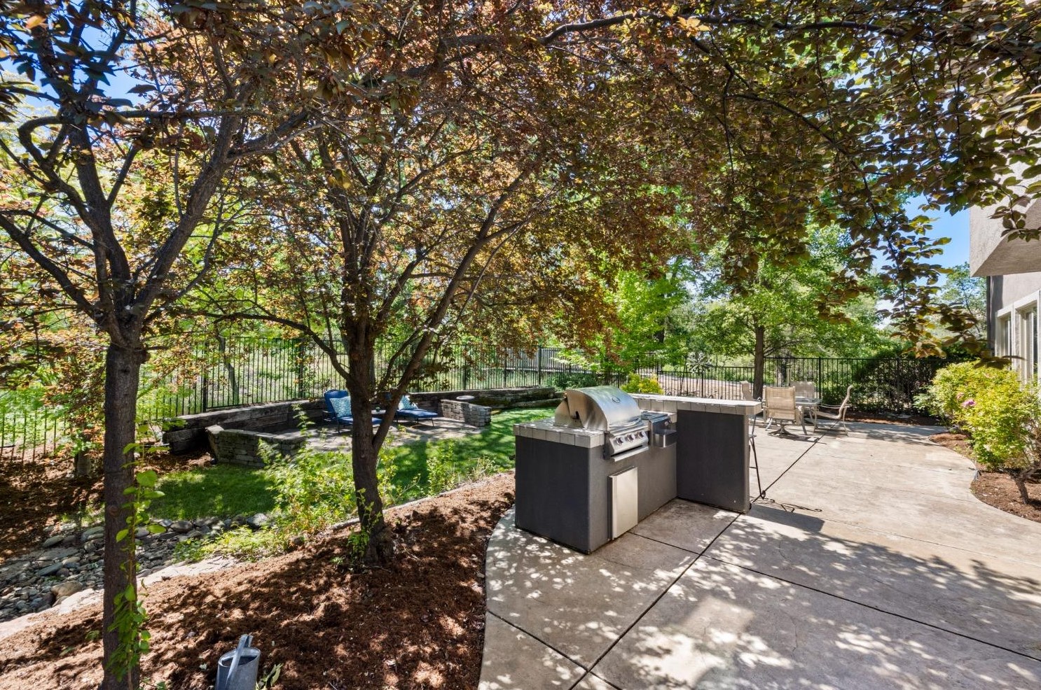 989 Smith Way, Folsom CA 95630-7338 exterior