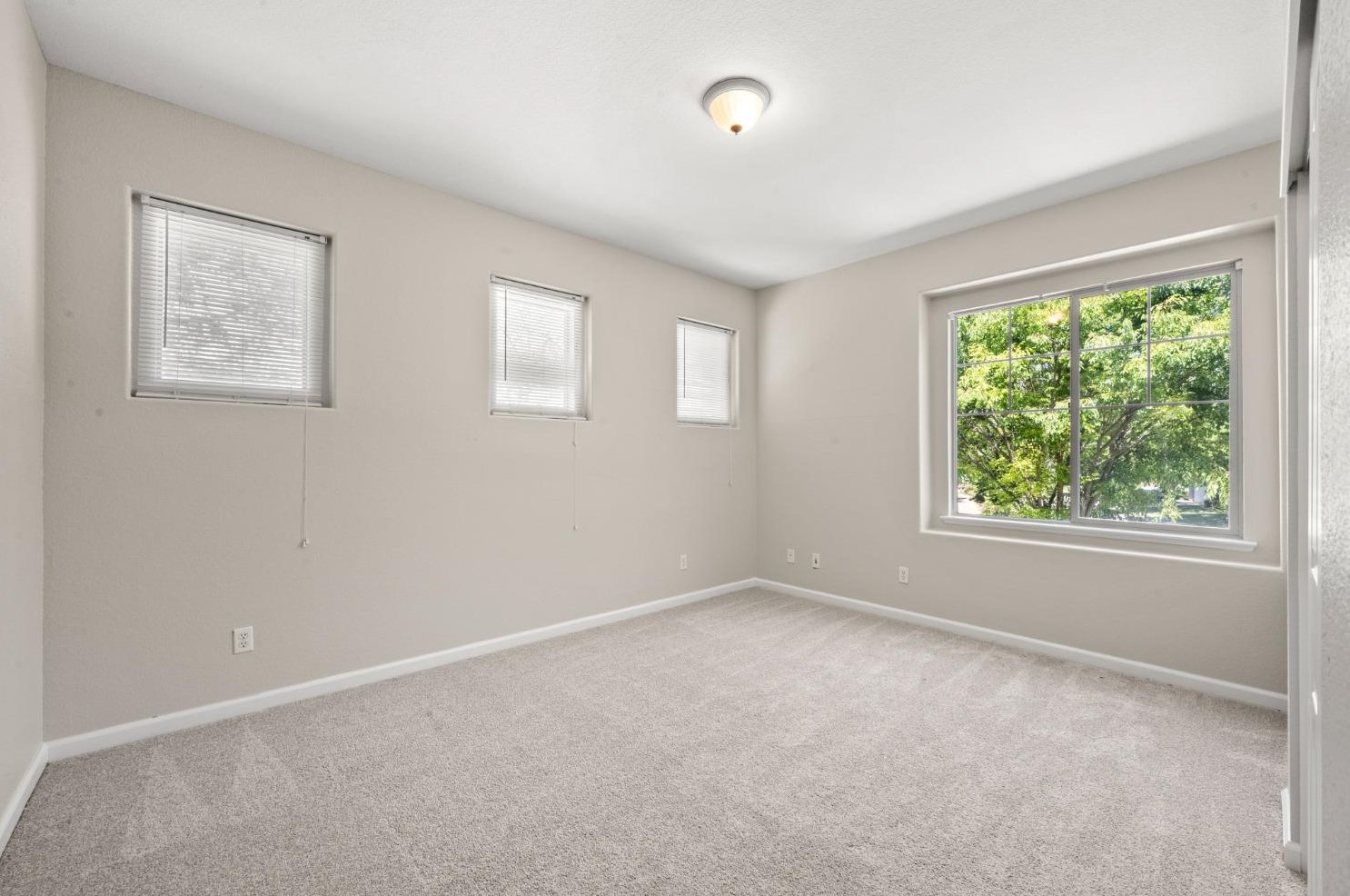 989 Smith Way, Folsom CA 95630-7338 exterior