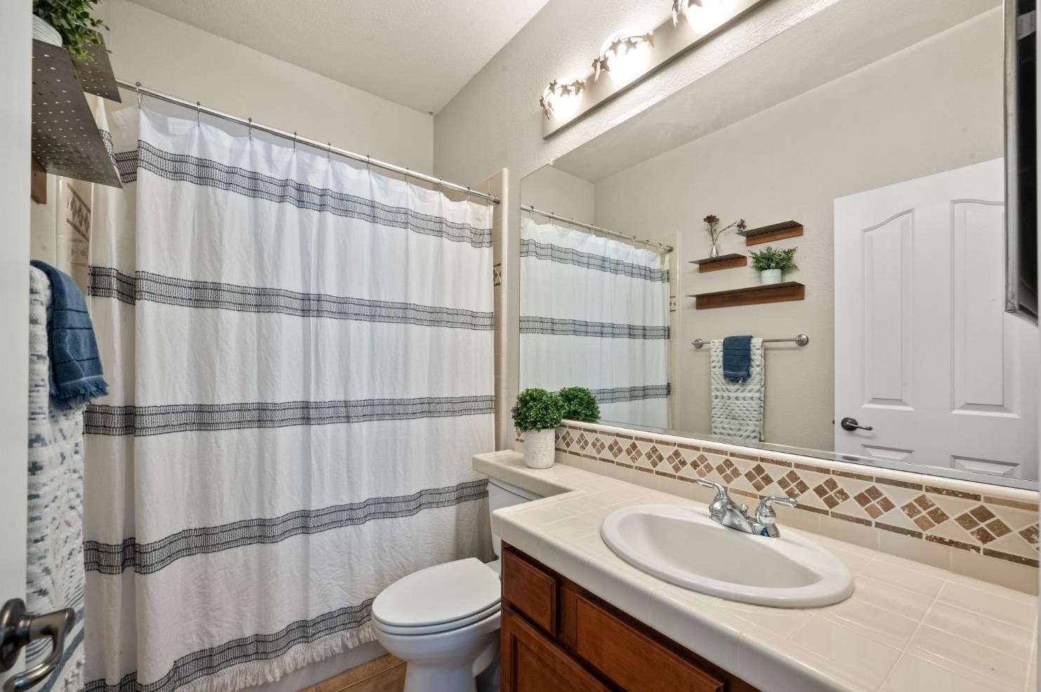 989 Smith Way, Folsom CA 95630-7338 exterior