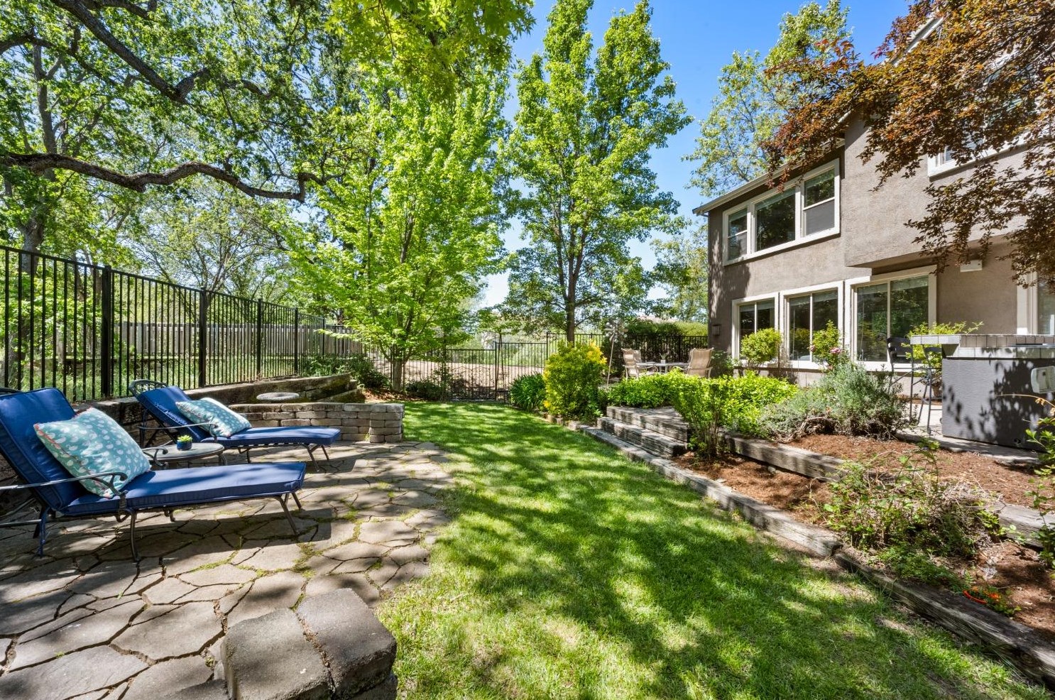 989 Smith Way, Folsom CA 95630-7338 exterior