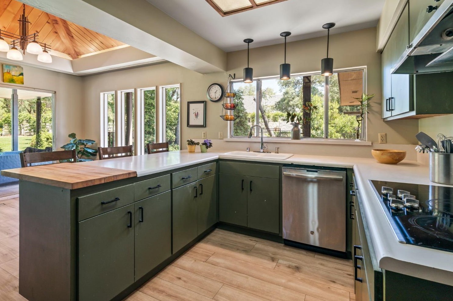 7375 Morningside Dr, Roseville CA 95746-8158 exterior