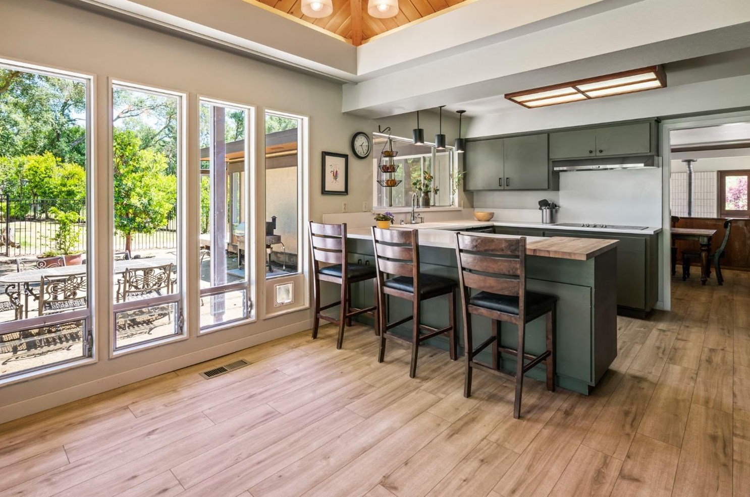 7375 Morningside Dr, Roseville CA 95746-8158 exterior