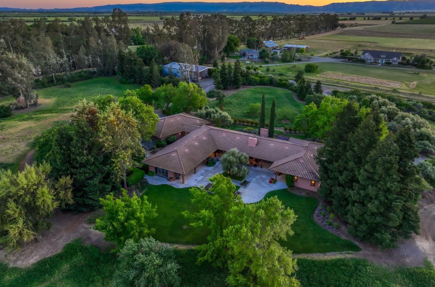 34284 Corcoran Hill Ln, Davis CA 95616-9407 exterior