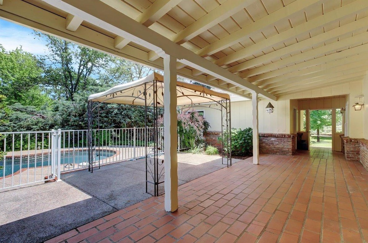 10334 Pleasant Vly Rd, Lake Wildwood CA  95946-9425 exterior