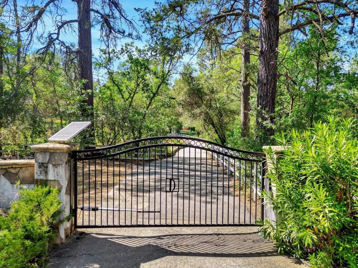 10334 Pleasant Vly Rd, Lake Wildwood CA  95946-9425 exterior