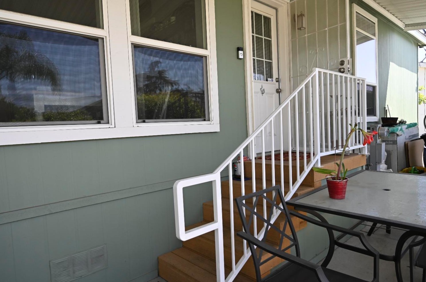 1584 Duke Dr, Livingston CA  95334-9343 exterior