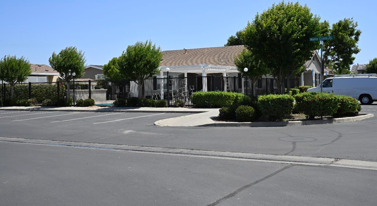 1584 Duke Dr, Livingston CA  95334-9343 exterior