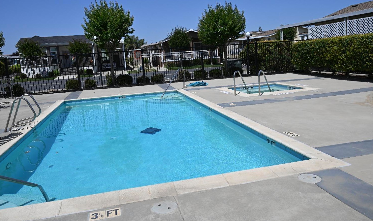 1584 Duke Dr, Livingston CA  95334-9343 exterior