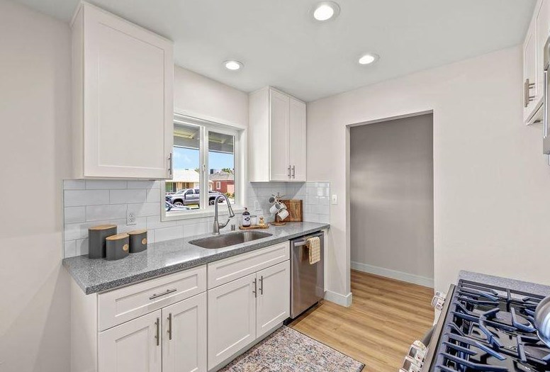 5652 Bradd Way, Sacramento CA  95822-3102 exterior