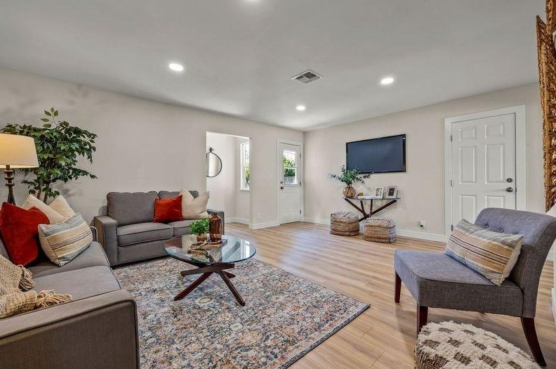 5652 Bradd Way, Sacramento CA  95822-3102 exterior