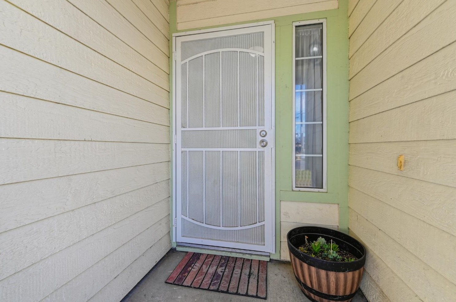 8220 Stevenson Ave, Sacramento CA  95828-5208 exterior