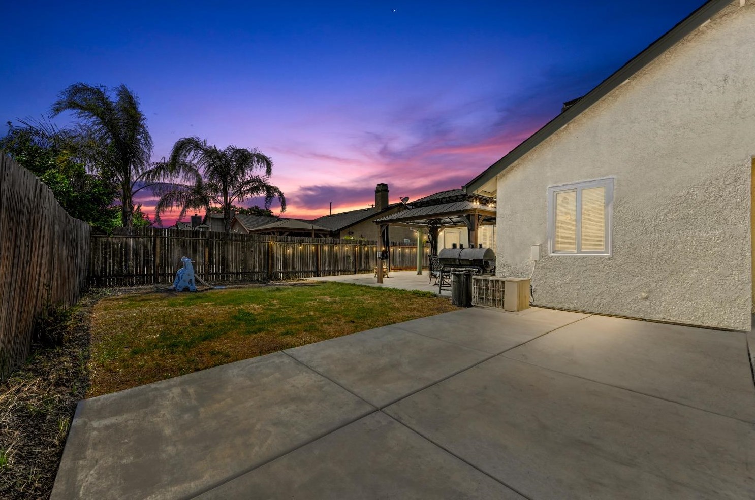 8220 Stevenson Ave, Sacramento CA  95828-5208 exterior