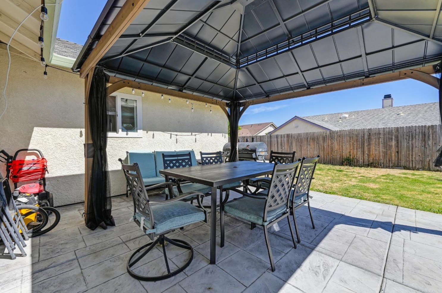 8220 Stevenson Ave, Sacramento CA  95828-5208 exterior