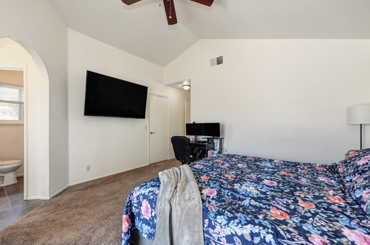 8220 Stevenson Ave, Sacramento CA  95828-5208 exterior