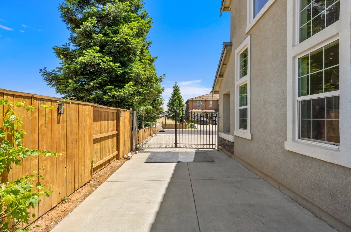 9980 Shiraz Pl, Elk Grove CA  exterior