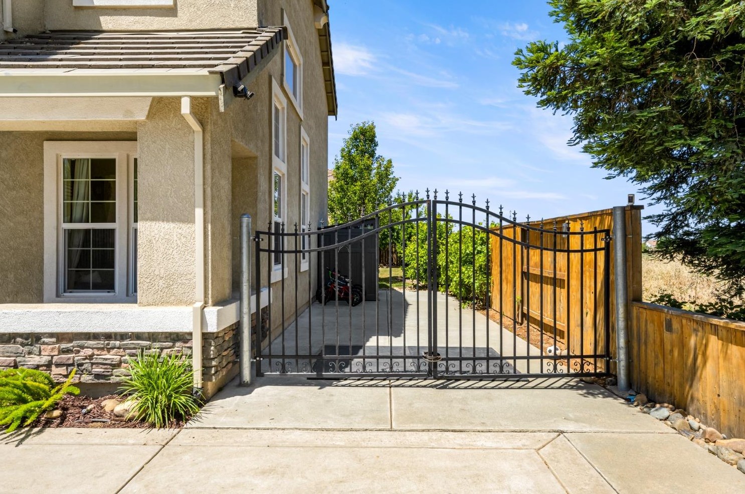 9980 Shiraz Pl, Elk Grove CA  exterior