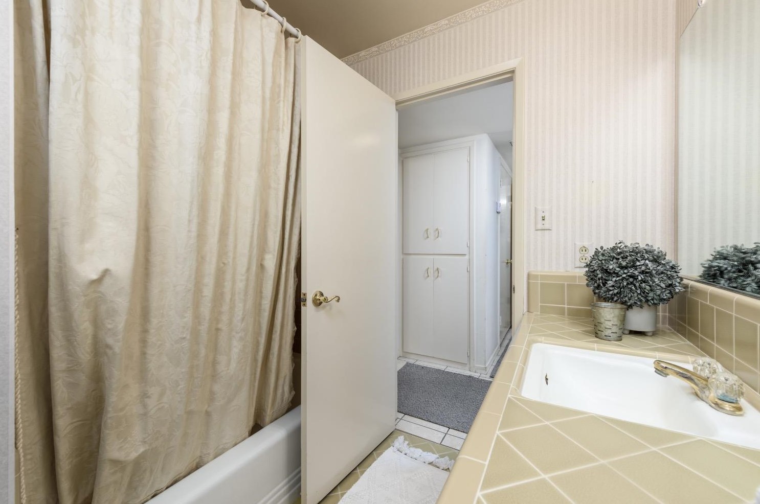 1212 St, Woodland CA  95695-2659 exterior