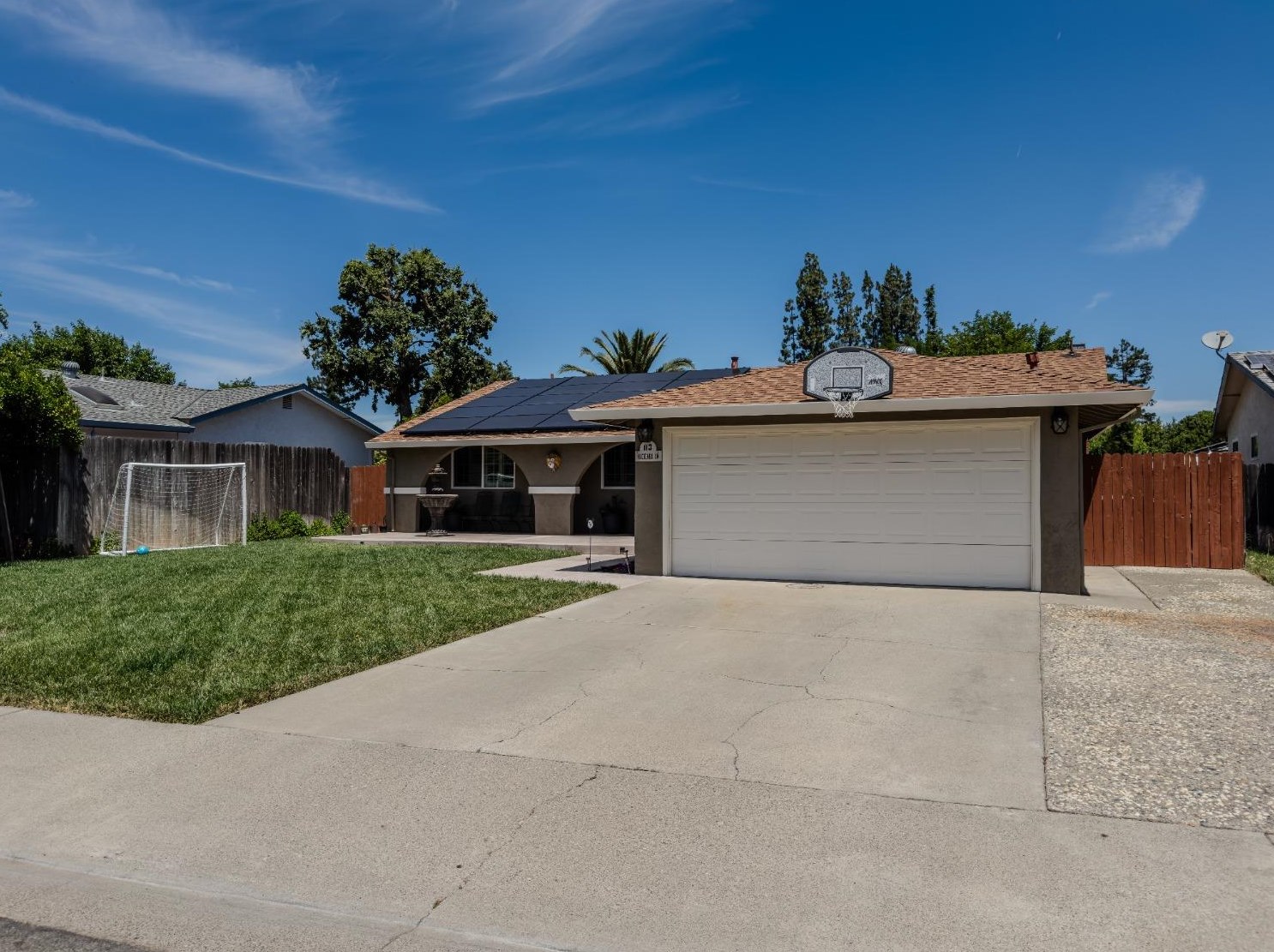 113 Hacienda Ln, Woodland CA  95695-5409 exterior