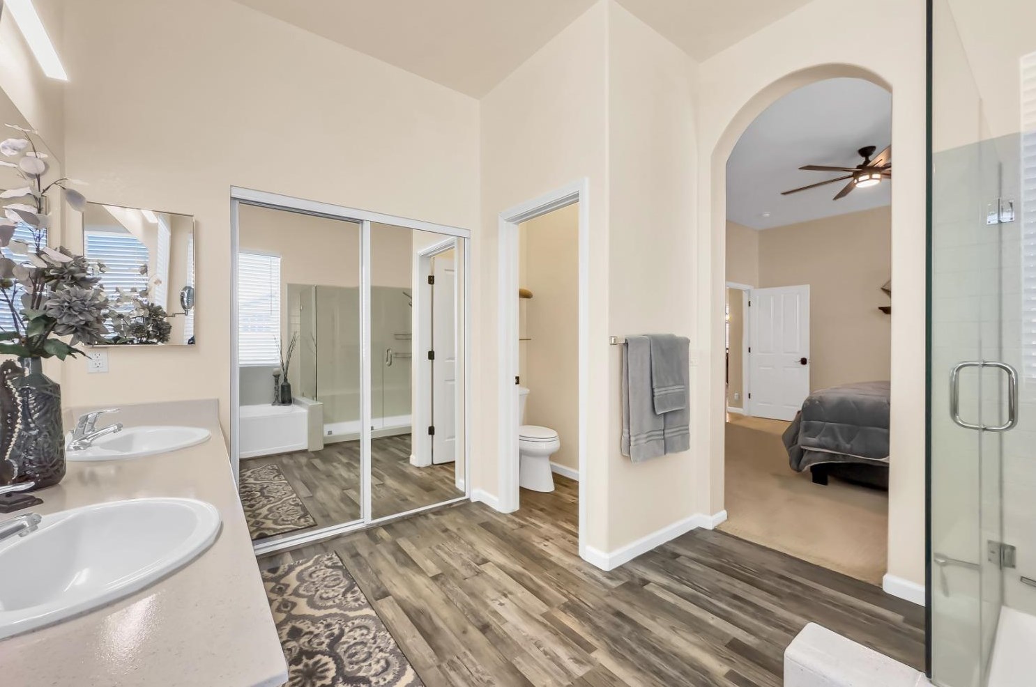 2032 Bastona Dr, Elk Grove CA 95758-7105 exterior