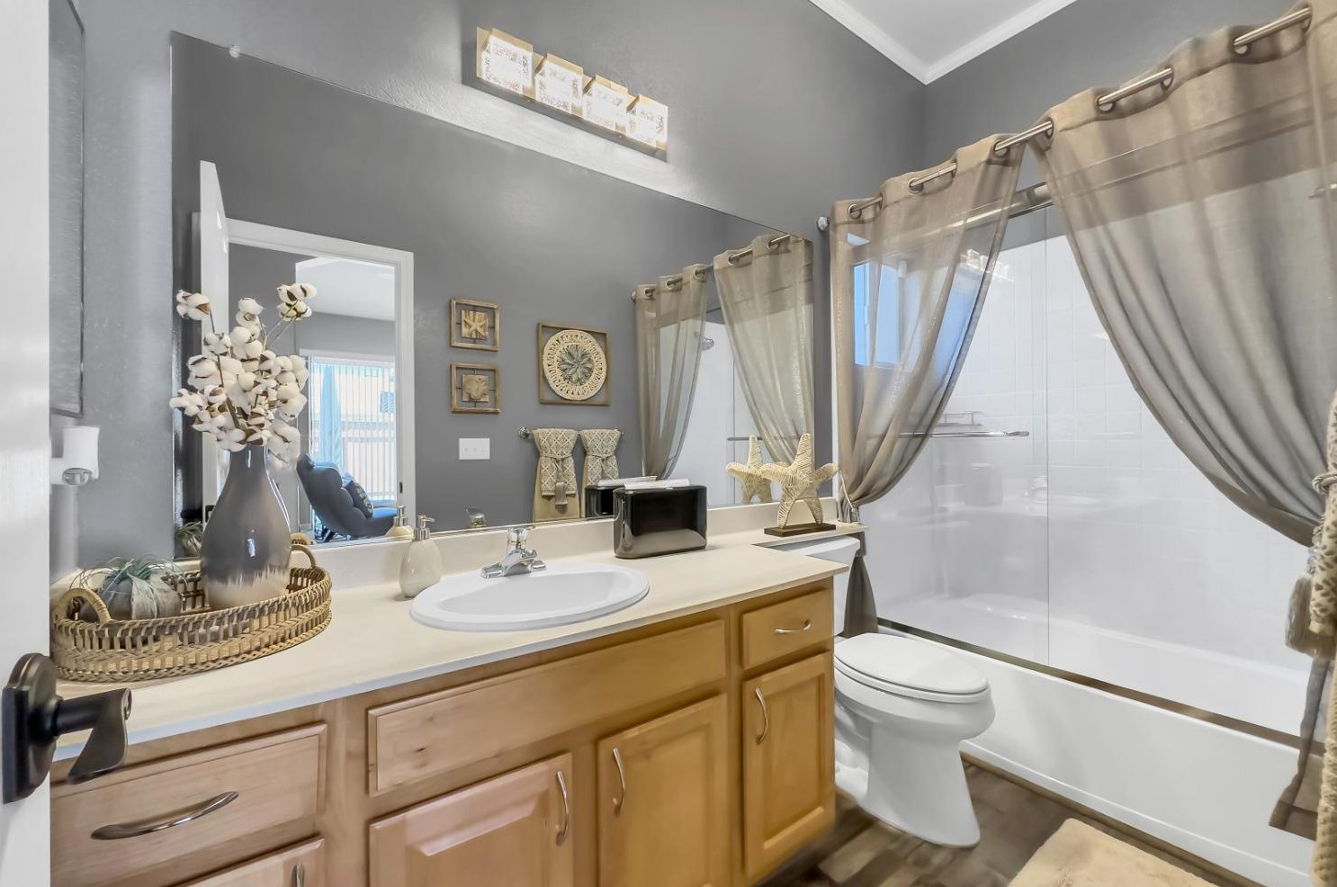 2032 Bastona Dr, Elk Grove CA 95758-7105 exterior