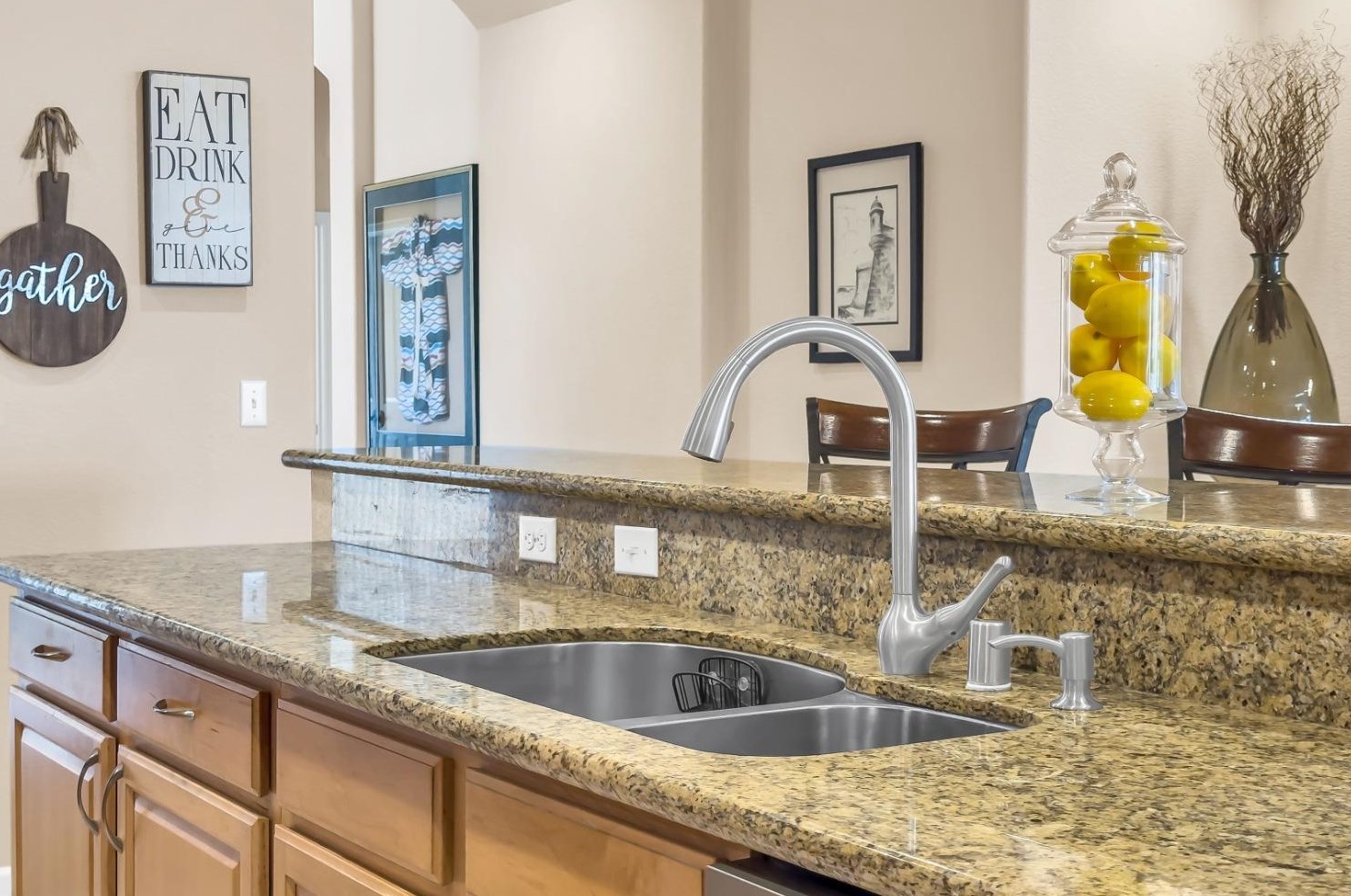 2032 Bastona Dr, Elk Grove CA 95758-7105 exterior