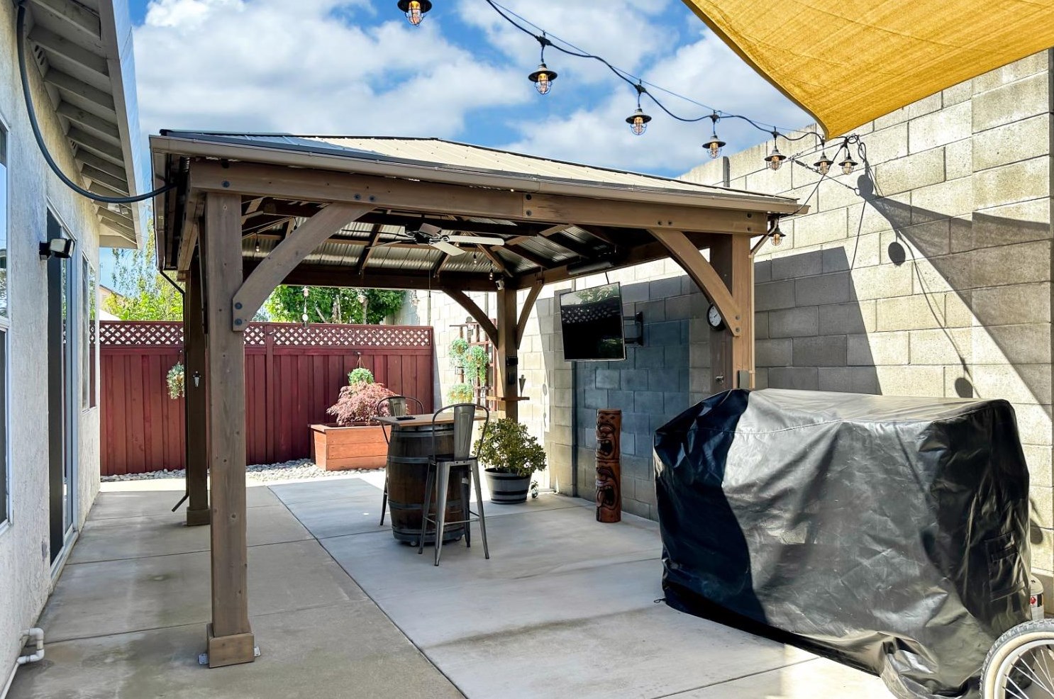 2032 Bastona Dr, Elk Grove CA 95758-7105 exterior