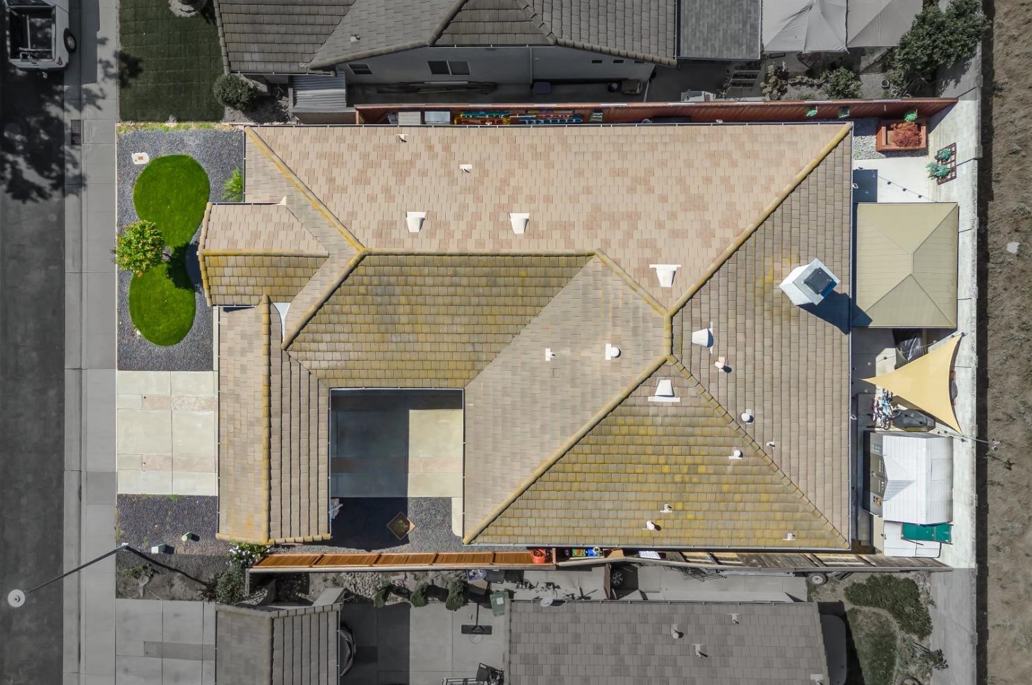 2032 Bastona Dr, Elk Grove CA 95758-7105 exterior