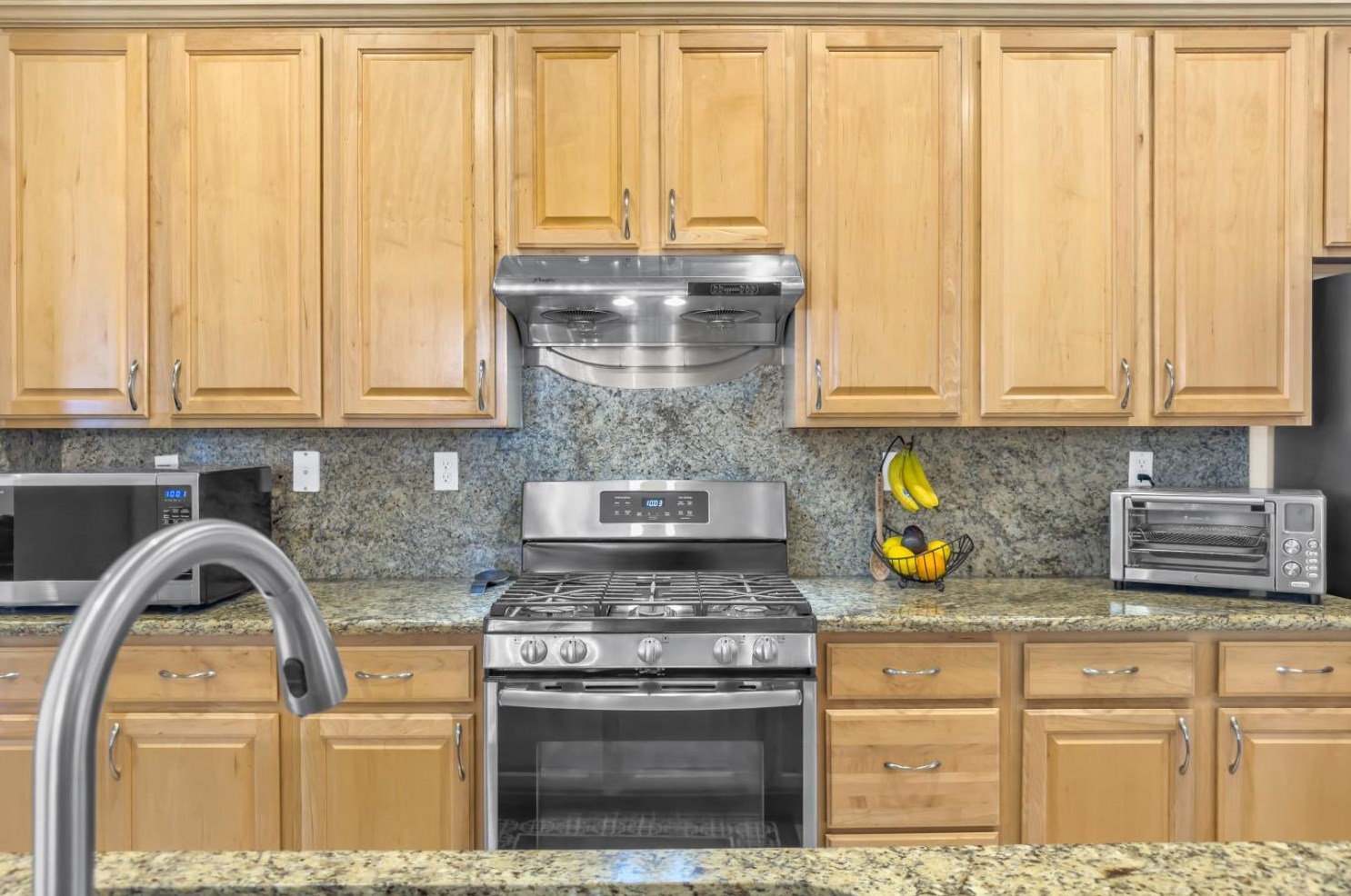 2032 Bastona Dr, Elk Grove CA 95758-7105 exterior