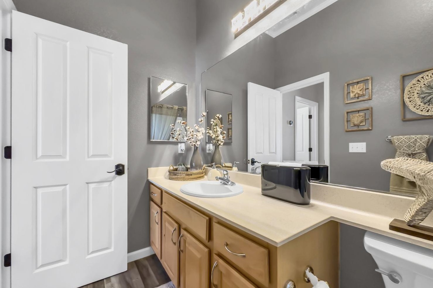 2032 Bastona Dr, Elk Grove CA 95758-7105 exterior