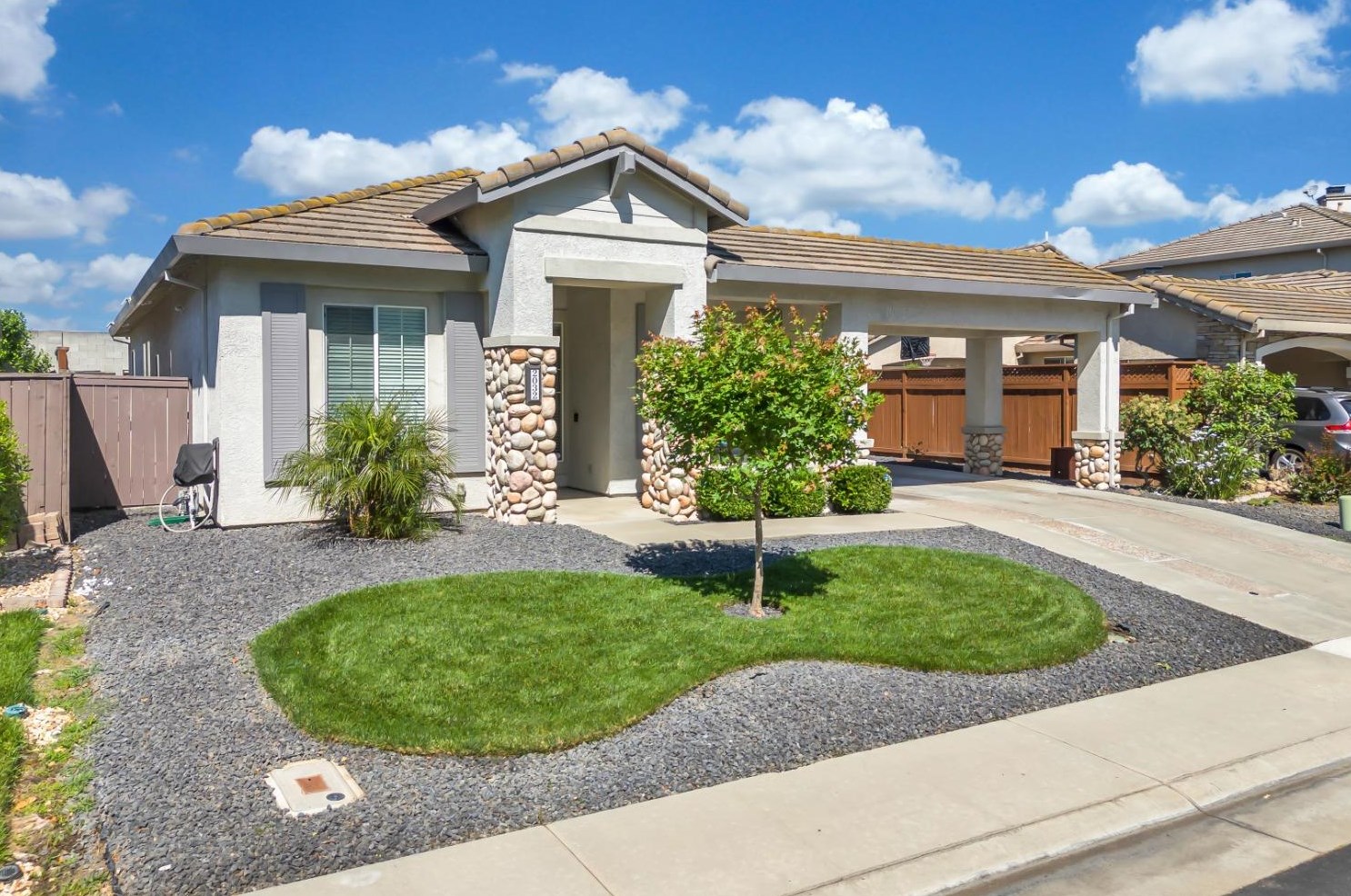 2032 Bastona Dr, Elk Grove CA 95758-7105 exterior