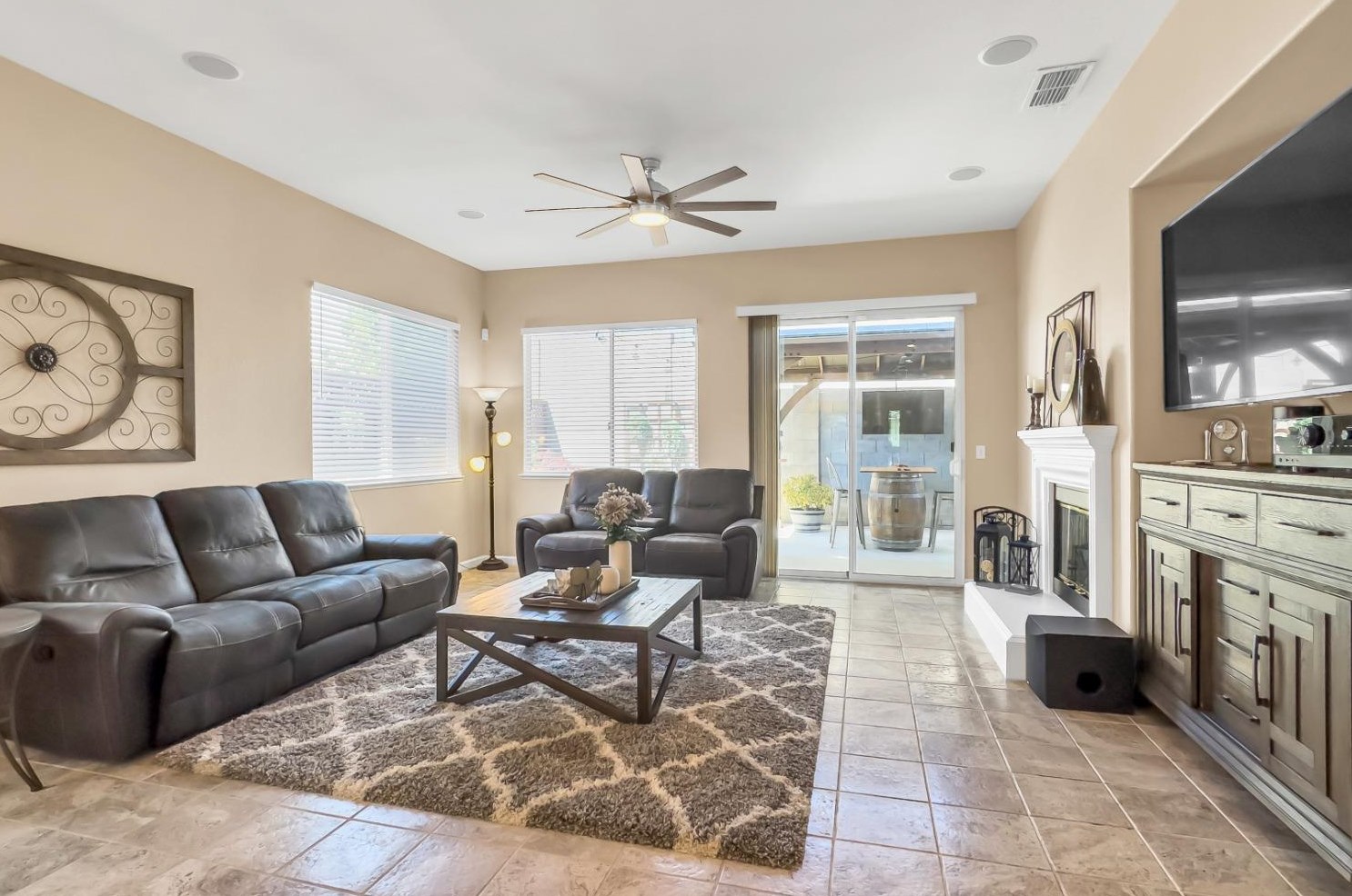 2032 Bastona Dr, Elk Grove CA 95758-7105 exterior