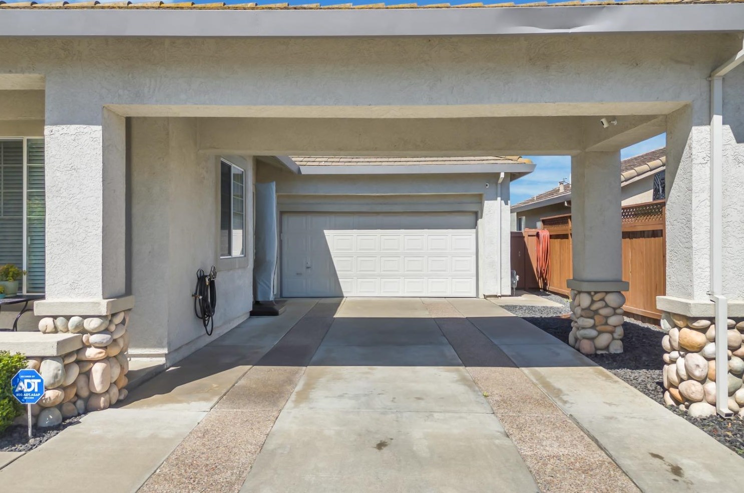 2032 Bastona Dr, Elk Grove CA 95758-7105 exterior