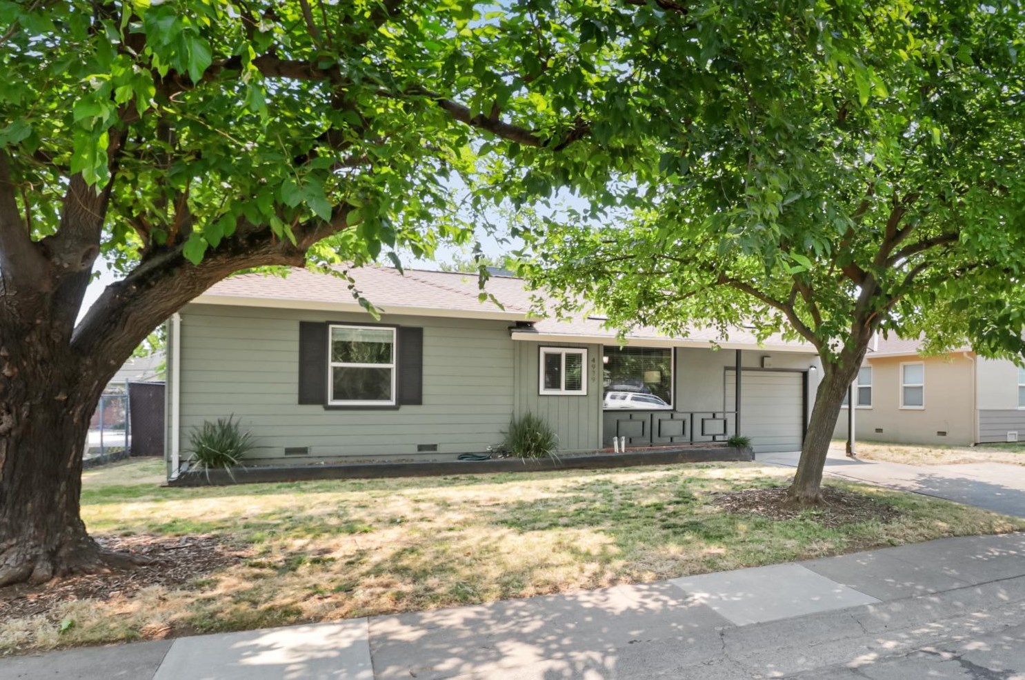 4939 48th St, Sacramento CA  95820-5305 exterior