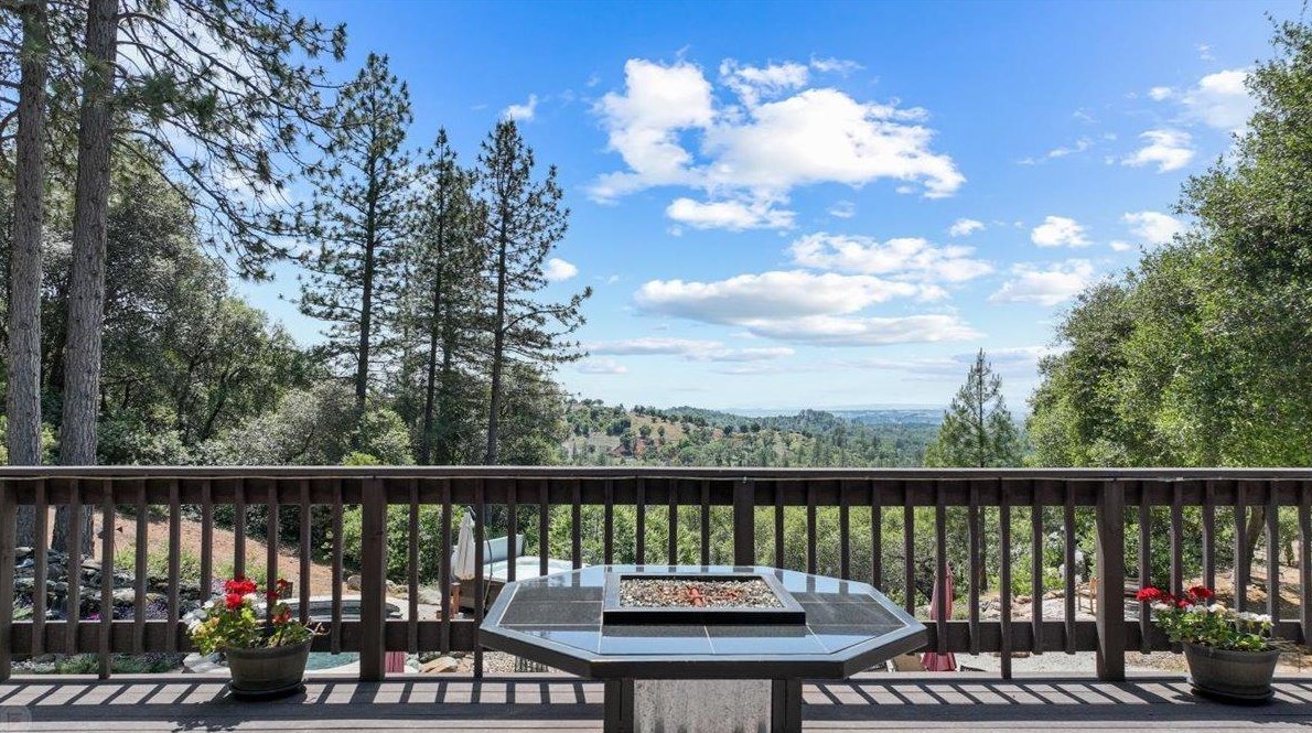 18444 Mika Ln, Sonora CA  95370-8662 exterior